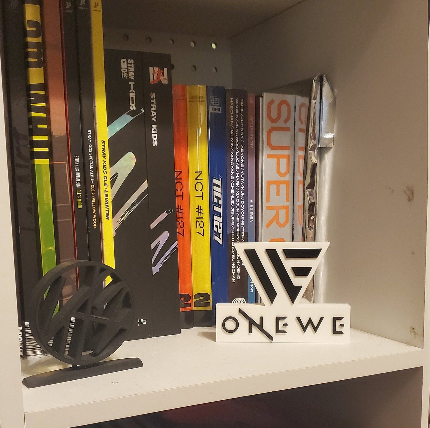 Onewe Standee