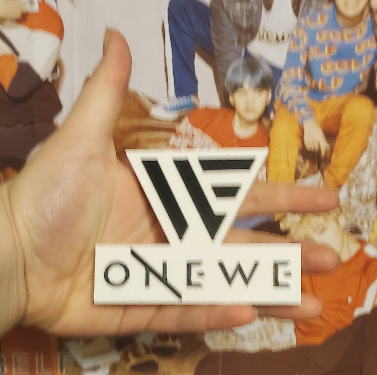 Onewe Standee