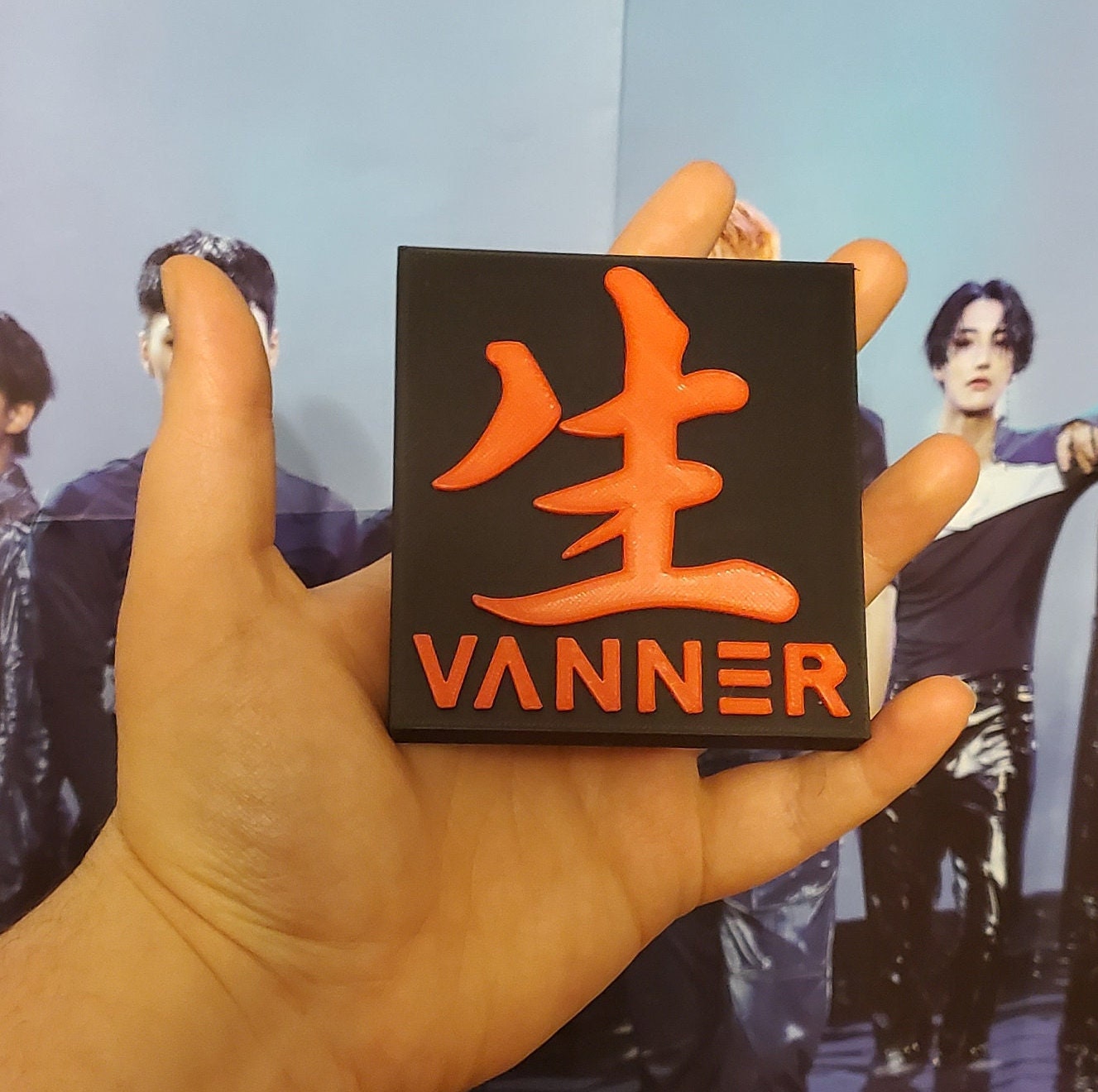 VANNER "FORM" Standee