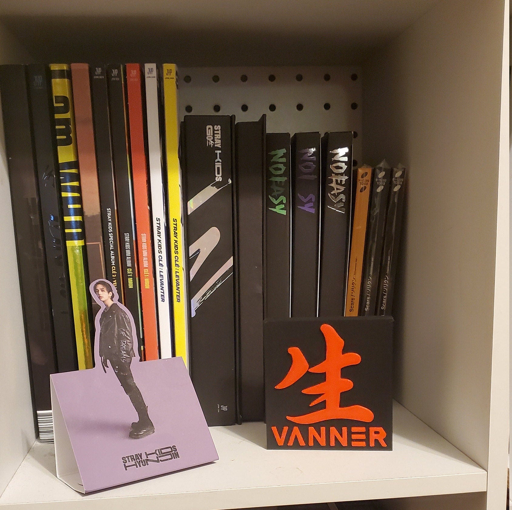 VANNER "FORM" Standee
