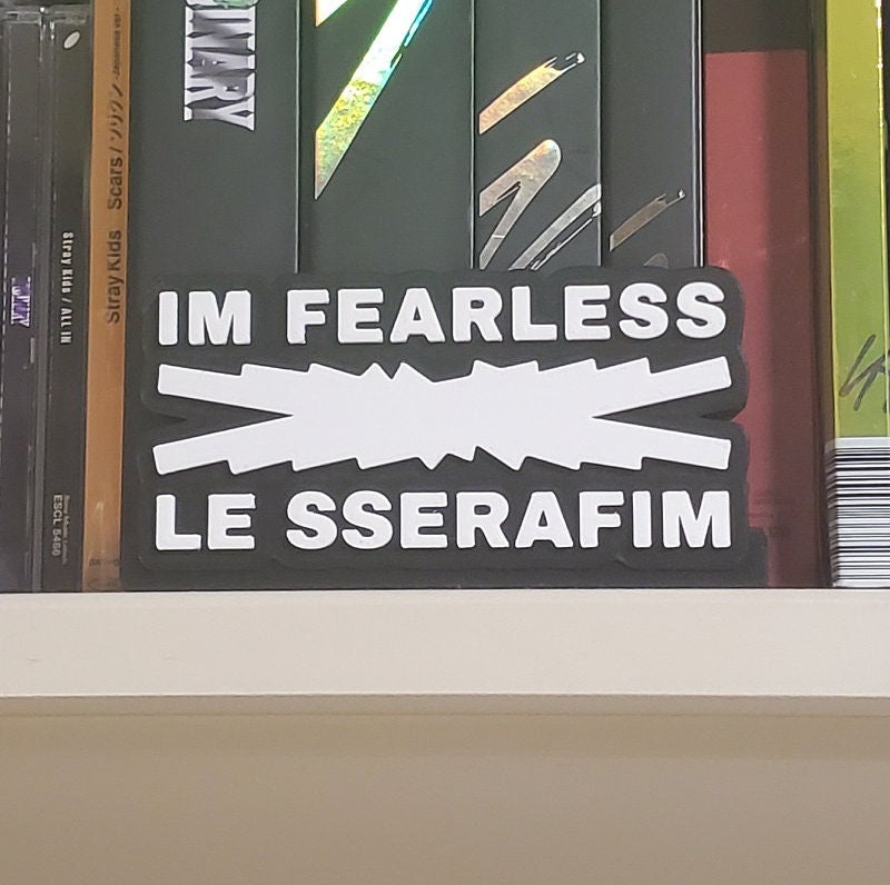 LE SSERAFIM Standee