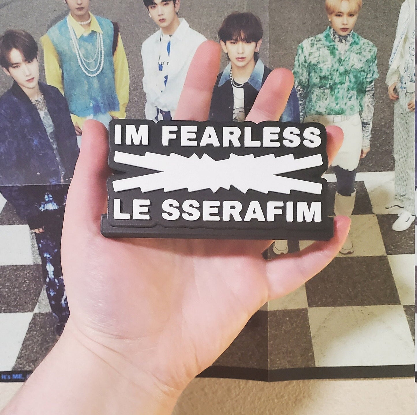 LE SSERAFIM Standee