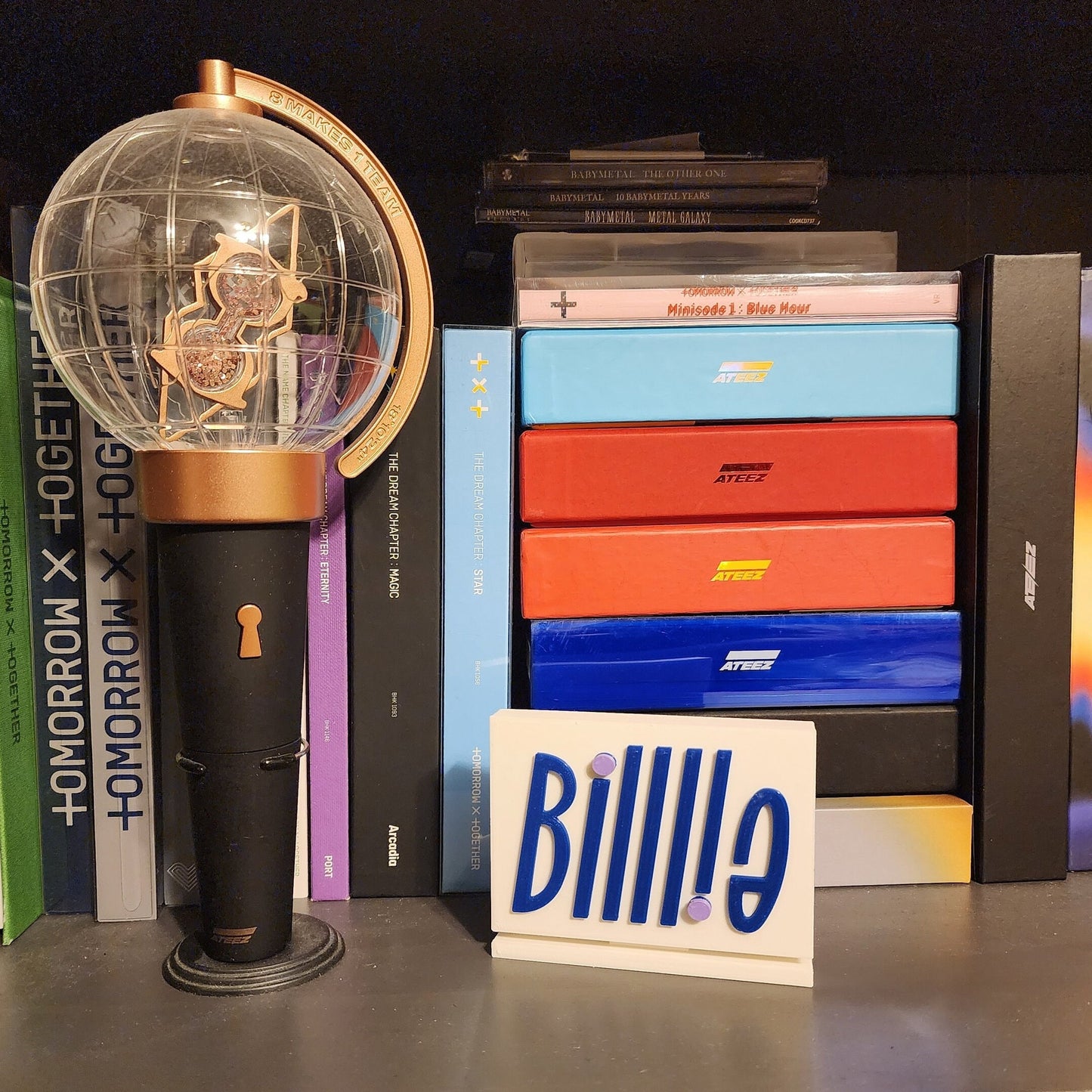 Billlie Standee
